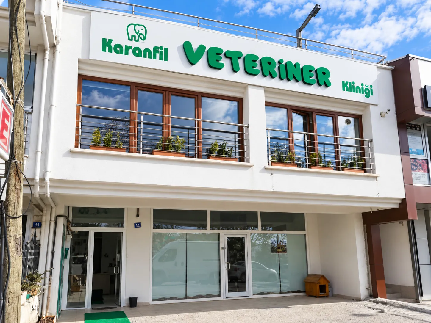Karanfil Veteriner Kliniğinin yeşil tabelalı dış cephesi.